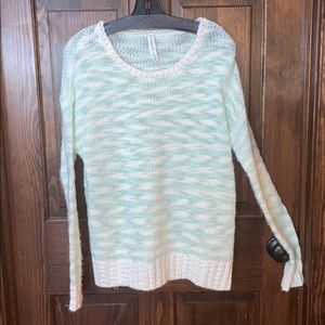 Mint and white sweater!🧊